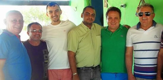 Ex-vice-prefeito de Jardim de Piranhas se entendendo com o grupo da família Macaco