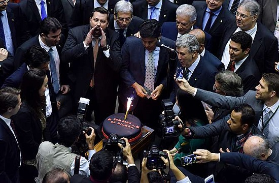 Oposição leva bolo ao Plenário e faz críticas aos 100 dias do governo Dilma