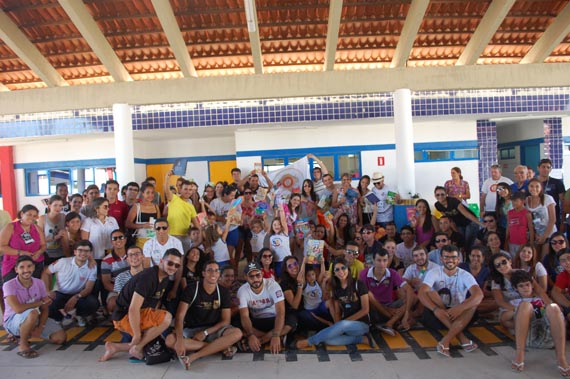 Jovens do Rotaract Club entregam livros infantis na creche da Nova Caicó