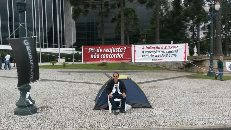 Em apoio a servidores, professor caicoense se acorrenta no Centro Cívico e faz 2ª greve de fome no ano