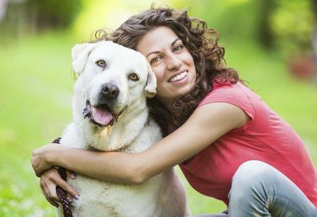 mulher-com-cachorro