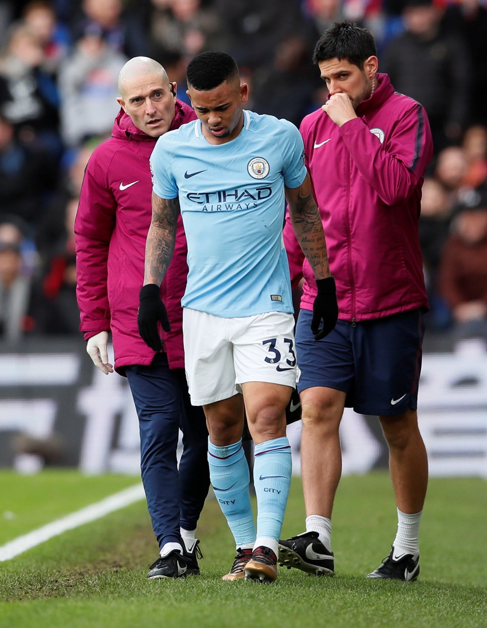 Gabriel Jesus se encaminha para voltar a campo sob orientação médica (Foto: REUTERS/David Klein)