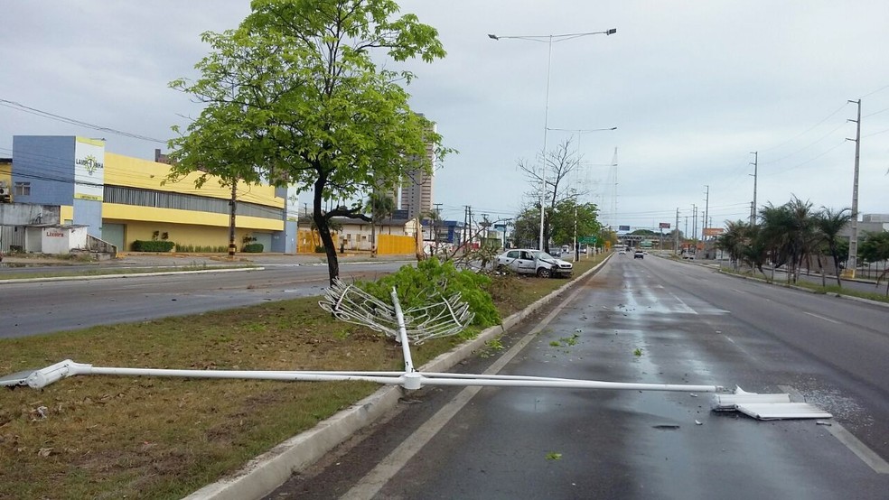 Um dos braços do poste ficou sobre uma das faixas da rodovia, no sentido Parnamirim/Natal (Foto: Sérgio Henrique Santos/Inter TV Cabugi)