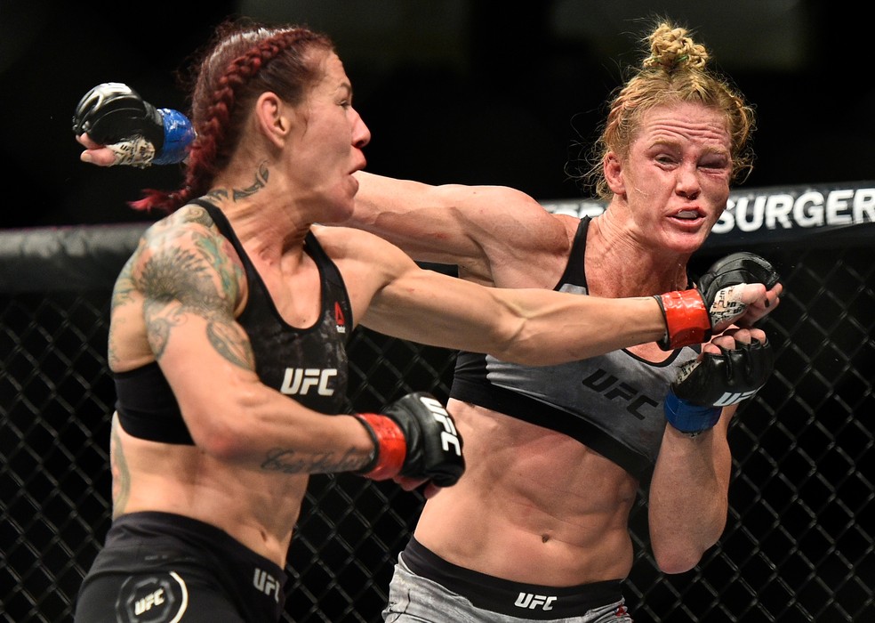 Cris Cyborg castiga o rosto de Holly Holm e leva a melhor na luta principal do UFC 219 (Foto: Getty Images)