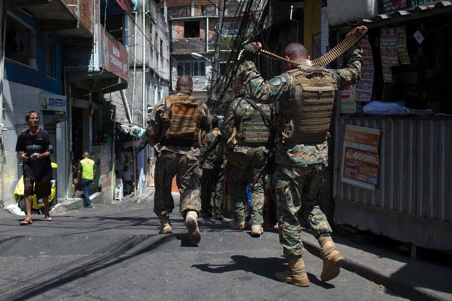 Em dia de pânico na Rocinha, tiroteios deixam feridos