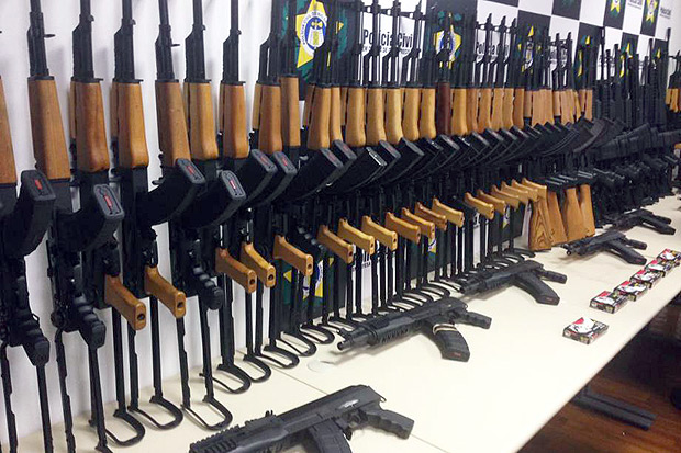Polícia Civil apreende aprende 60 fuzis no aeroporto do Galeão, no Rio de Janeiro, em junho deste ano