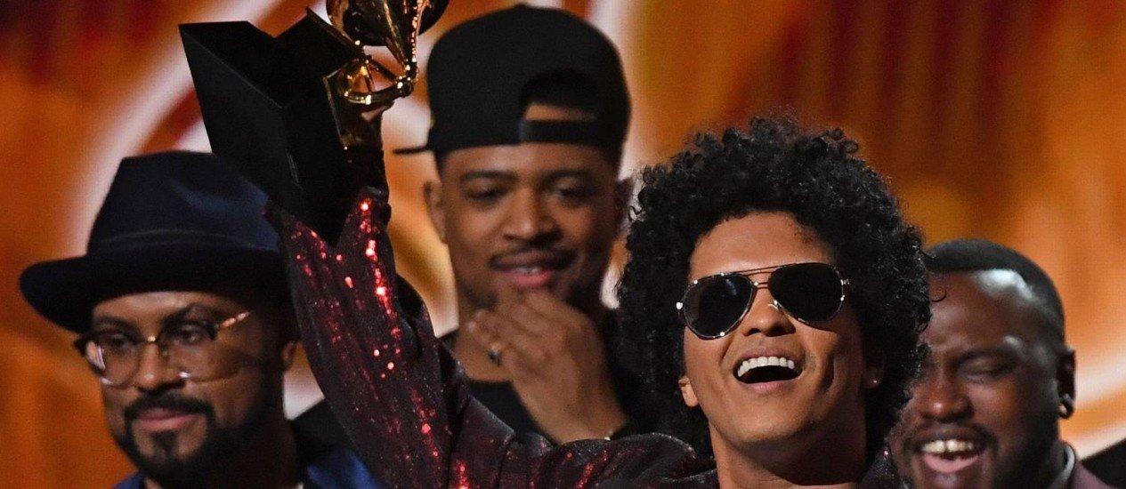 Bruno Mars, ao receber seu terceiro Grammy em 2018, por álbum do ano Foto: TIMOTHY A. CLARY / AFP