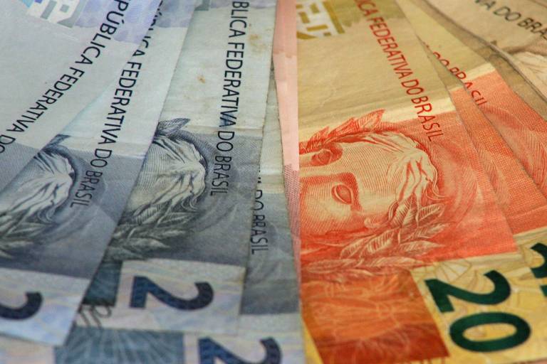 Cédulas de dinheiro, notas de dois e de vinte reais 