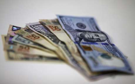 O dólar avançou 0,54 por cento, a 3,2500 reais na venda, depois de bater a mínima de 3,2229 reais no pregão e a máxima de 3,2560 reais.