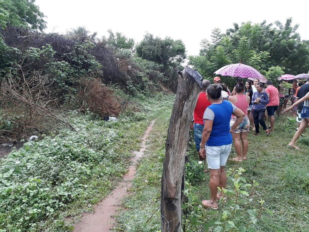 Vizinhos disseram que não viram nada suspeito ao longo da noite ou madrugada  (Foto: Jalisson Ferreira/Assu Notícias)