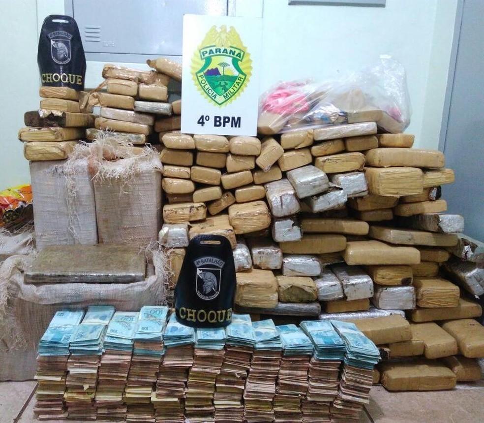 Mais de R$ 650 mil e 359 quilos de maconha foram apreendidos pela polícia após denúncia (Foto: Polícia Militar/Divulgação)