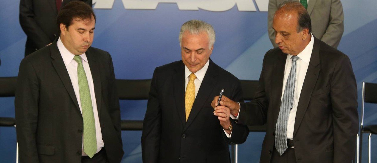 Michel Temer, Rodrigo Maia e Luiz Fernando Pezão durante cerimônia de assinatura do decreto de Intervenção Federal na Segurança Pública do Rio de Janeiro. Foto: Givaldo Barbosa / Agência O Globo