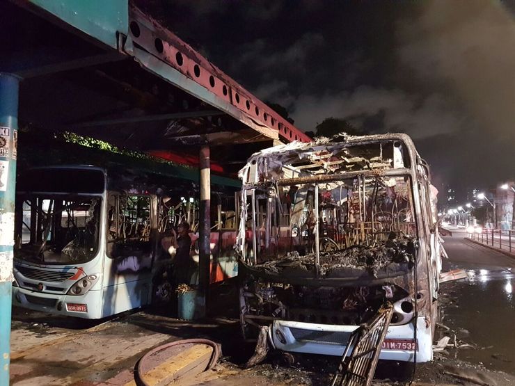 Ã”nibus incendiado na PraÃ§a CoraÃ§Ã£o de Jesus