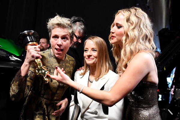 Frances McDormand brinca com o seu Oscar ao lado de Judie Foster e Jennifer Lawrence (Foto: Getty Images)
