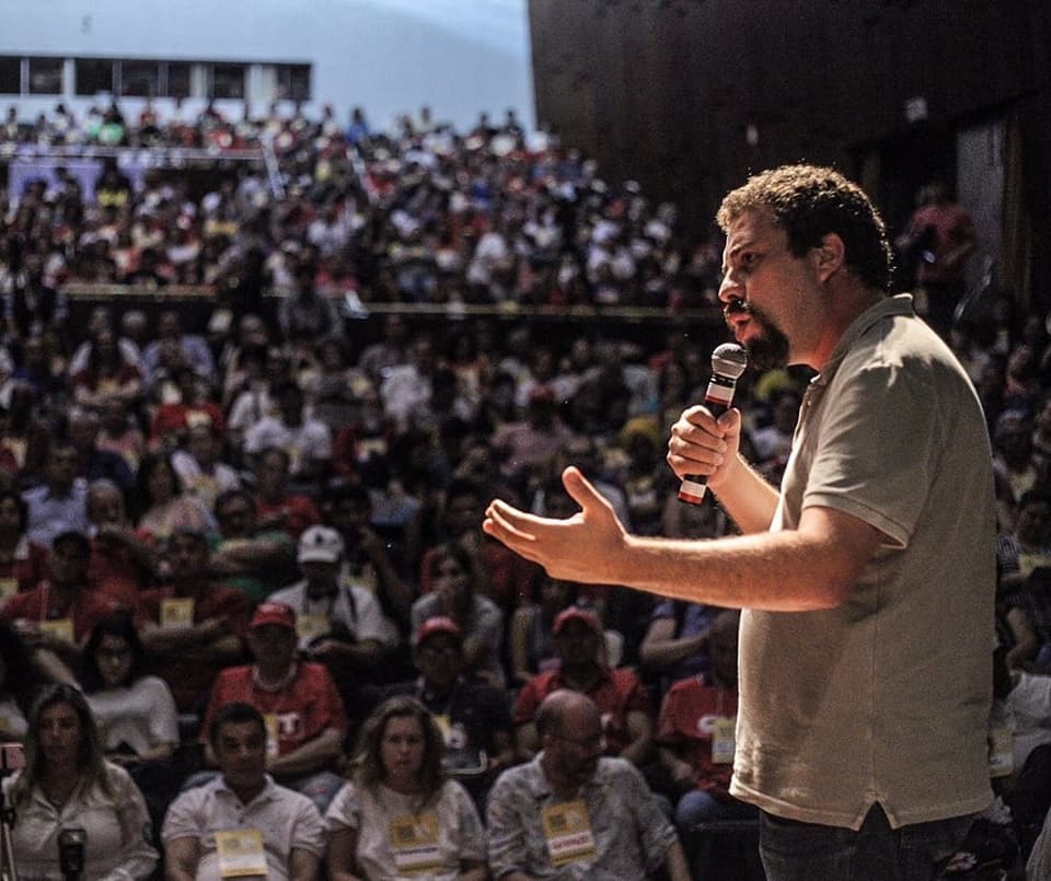 Guilherme Boulos em evento em Porto Alegre nesta terça-feira