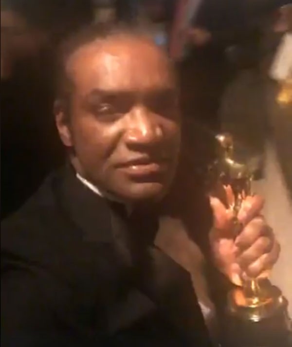 Homem acusado de roubar Oscar de Frances McDormand exibe a estatueta em vídeo publicado no Facebook (Foto: Reprodução/Facebook)