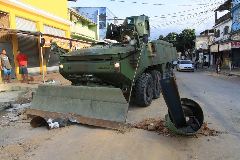 Tanque do ExÃ©rcito derruba barreiras colocadas por traficantes em rua da Vila Kennedy, na Zona Oeste do Rio de Janeiro. ForÃ§as Armadas realizaram mais uma operaÃ§Ã£o no local, com 900 militares responsÃ¡veis pelo cerco, pela estabilizaÃ§Ã£o da Ã¡rea e pela desobstruÃ§Ã£o de vias (Foto: Jose Lucena/Futura Press/EstadÃ£o ConteÃºdo)