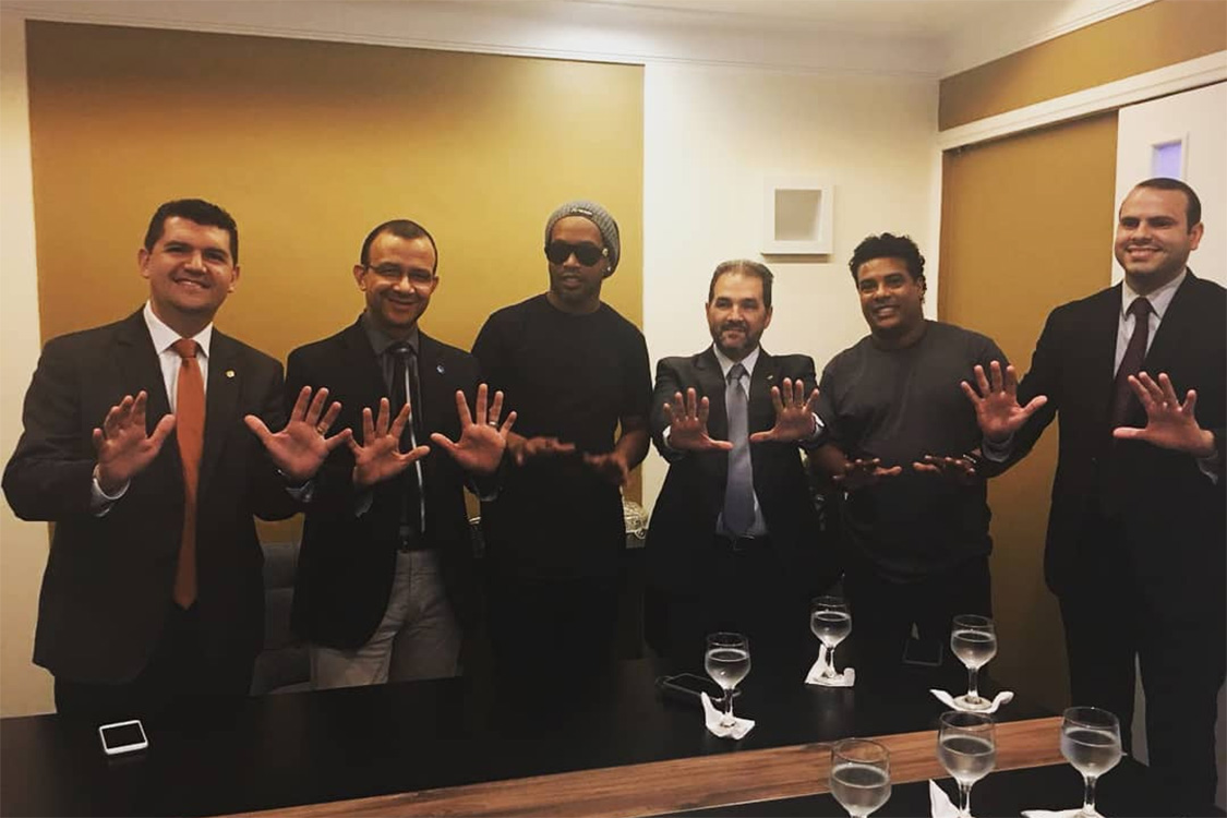 Ronaldinho Gaúcho com membros do PRB, antes de se filiar ao partido