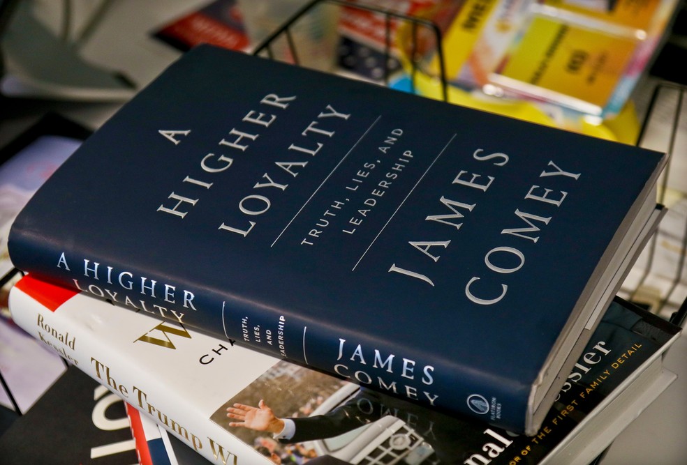 'A Higher Loyalty', livro de James Comey com acusaÃ§Ãµes contra o presidente dos EUA Donald Trump (Foto: AP Foto/Bebeto Matthews)
