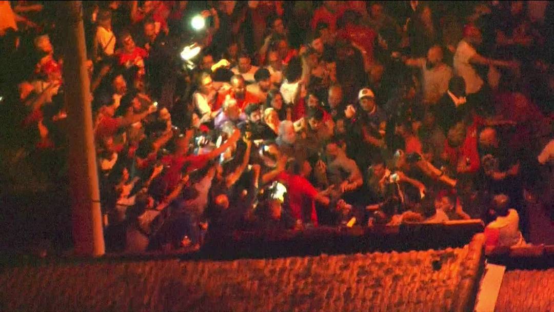 Lula saiu do Sindicato dos MetalÃºrgicos do ABC, em SÃ£o Bernardo do Campo (SP), andando.