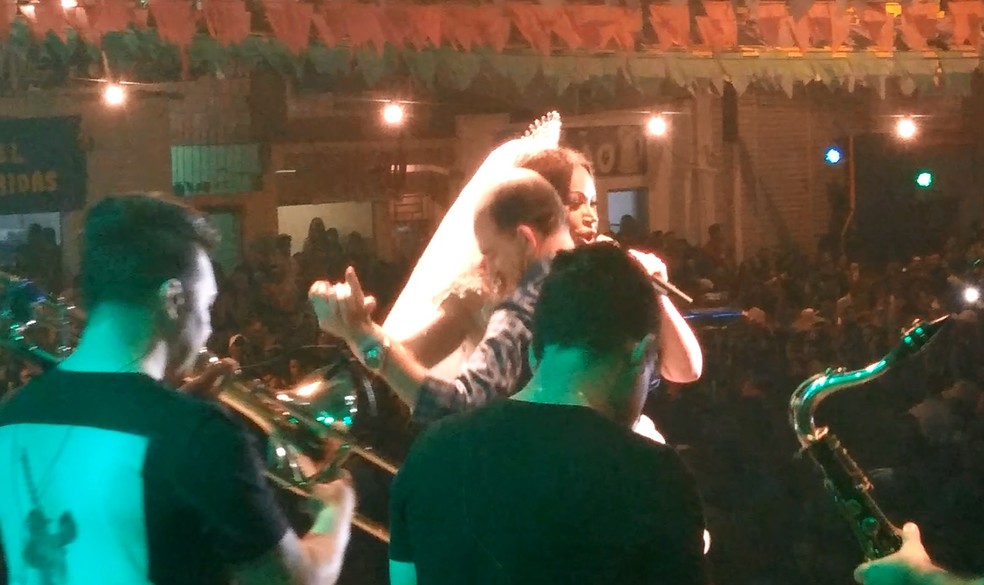Prefeito danÃ§a em palco com cantora e Ã© processado pelo MPF por improbidade por 'tentar se autopromover' (Foto: ReproduÃ§Ã£o)