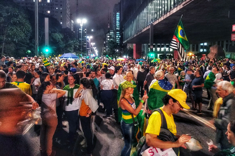 Manifestantes protestam contra o ex-presidente Lula, na Avenida Paulista em SÃ£o Paulo - 03/04/2018