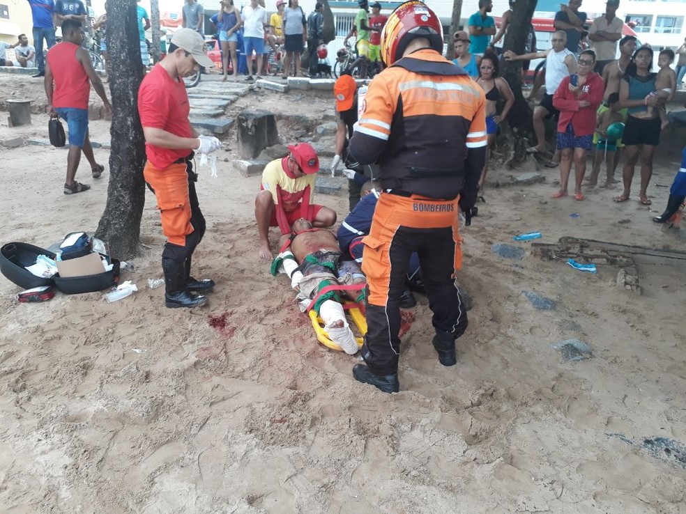Ataque aconteceu na na Praia de Piedade, na tarde deste domingo (Foto: Corpo de Bombeiros/DivulgaÃ§Ã£o)
