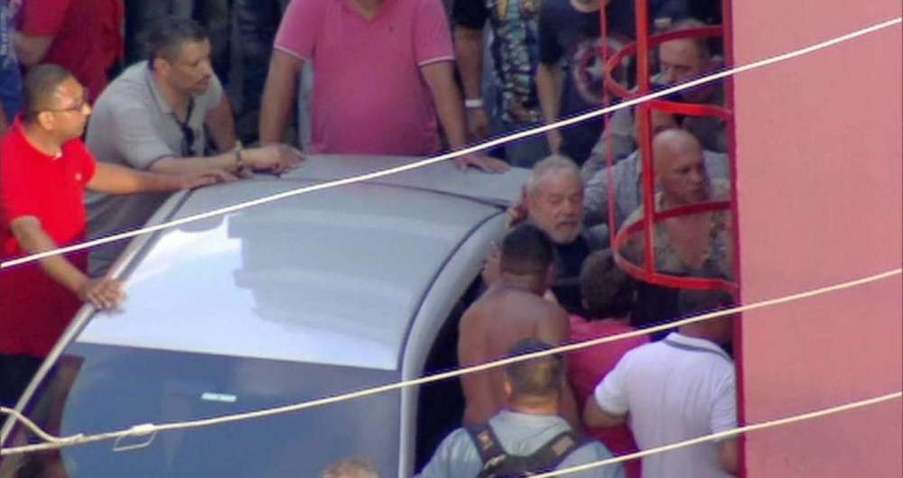 Resultado de imagem para lula impedido de deixar o sindicato para se entregar