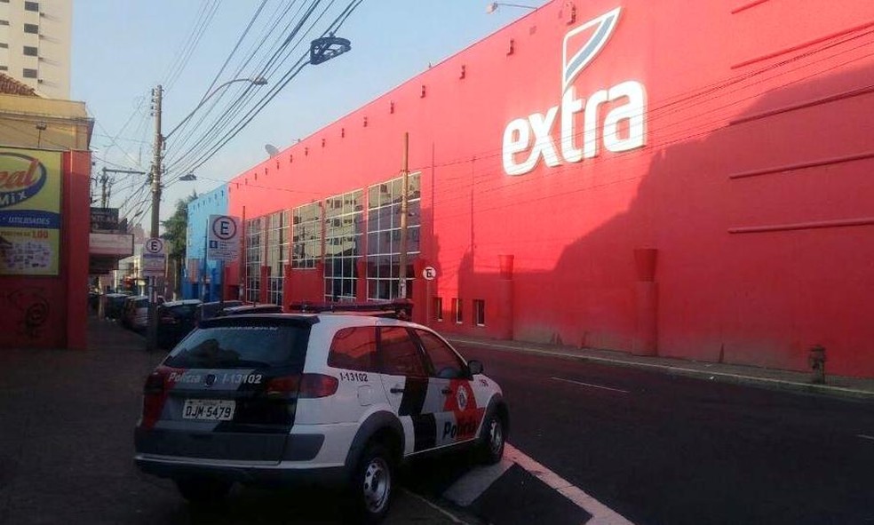 Loja de Araraquara foi invadida por assaltantes na madrugada (Foto: A Cidade On/Araraquara)