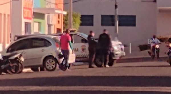 Promotores-e-policiais-na-casa-do-candidato-Cipriano-Correia-em-Santana-do-Matos-1024x562